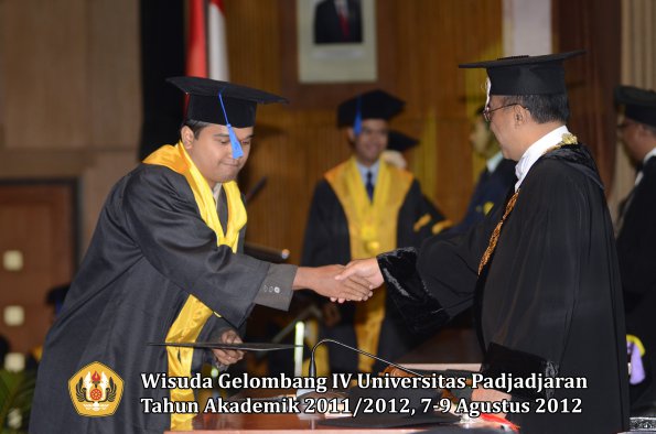 wisuda-unpad-gel-iv-2011_2012-fakultas-isip-oleh-rektor-136