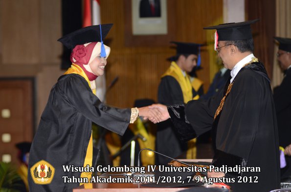 wisuda-unpad-gel-iv-2011_2012-fakultas-isip-oleh-rektor-138