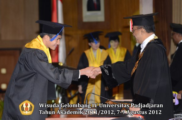wisuda-unpad-gel-iv-2011_2012-fakultas-isip-oleh-rektor-139