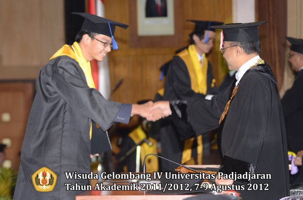 wisuda-unpad-gel-iv-2011_2012-fakultas-isip-oleh-rektor-142