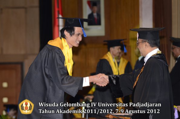 wisuda-unpad-gel-iv-2011_2012-fakultas-isip-oleh-rektor-143