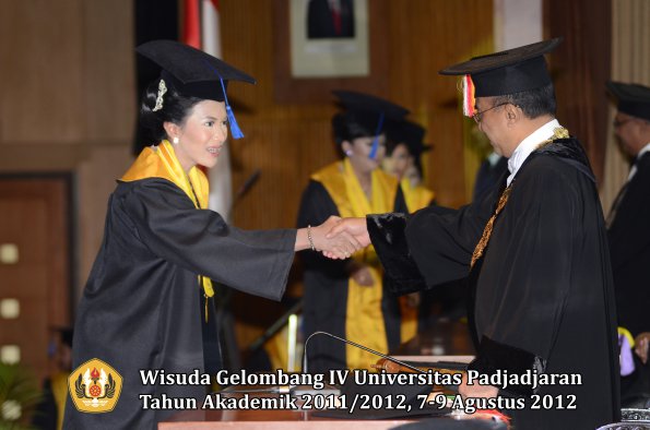 wisuda-unpad-gel-iv-2011_2012-fakultas-isip-oleh-rektor-147