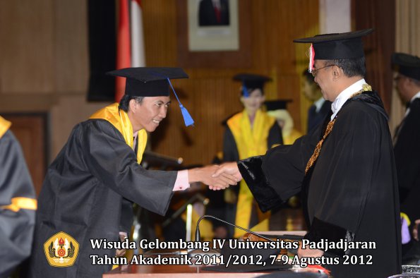 wisuda-unpad-gel-iv-2011_2012-fakultas-isip-oleh-rektor-151