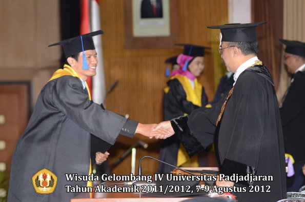 wisuda-unpad-gel-iv-2011_2012-fakultas-isip-oleh-rektor-162