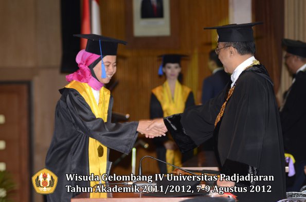 wisuda-unpad-gel-iv-2011_2012-fakultas-isip-oleh-rektor-163