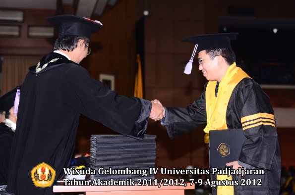 wisuda-unpad-gel-iv-2011_2012-fakultas-kedokteran-gigi-oleh-dekan-001