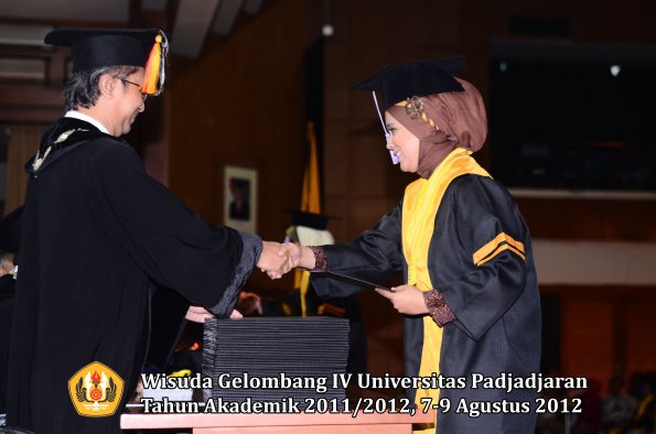 wisuda-unpad-gel-iv-2011_2012-fakultas-kedokteran-gigi-oleh-dekan-007