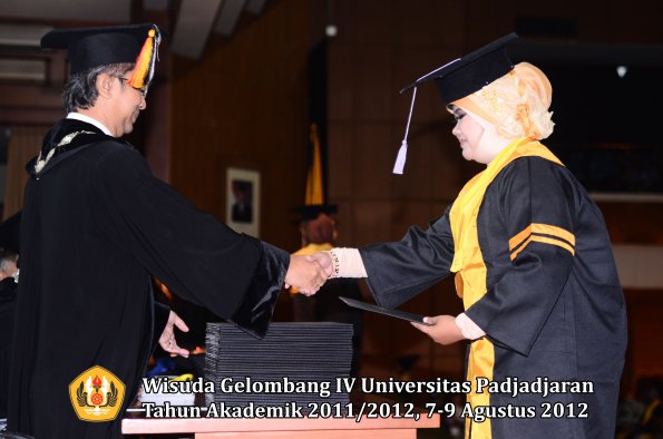 wisuda-unpad-gel-iv-2011_2012-fakultas-kedokteran-gigi-oleh-dekan-008