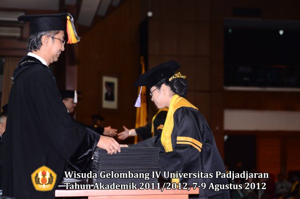 wisuda-unpad-gel-iv-2011_2012-fakultas-kedokteran-gigi-oleh-dekan-009