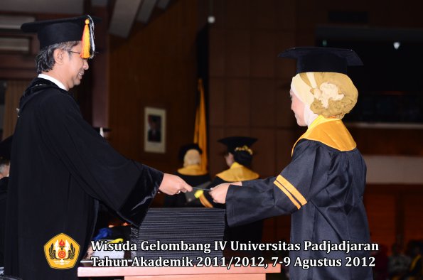 wisuda-unpad-gel-iv-2011_2012-fakultas-kedokteran-gigi-oleh-dekan-010