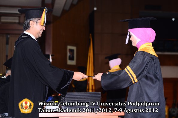 wisuda-unpad-gel-iv-2011_2012-fakultas-kedokteran-gigi-oleh-dekan-018