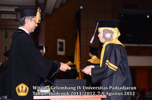 wisuda-unpad-gel-iv-2011_2012-fakultas-kedokteran-gigi-oleh-dekan-021