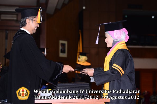 wisuda-unpad-gel-iv-2011_2012-fakultas-kedokteran-gigi-oleh-dekan-022