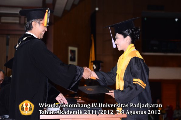 wisuda-unpad-gel-iv-2011_2012-fakultas-kedokteran-gigi-oleh-dekan-042