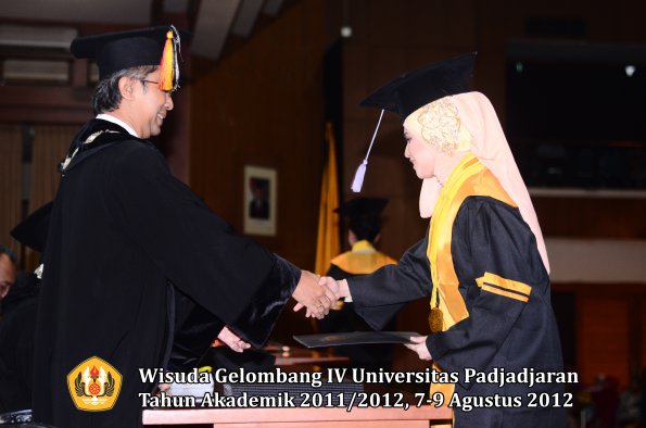 wisuda-unpad-gel-iv-2011_2012-fakultas-kedokteran-gigi-oleh-dekan-043