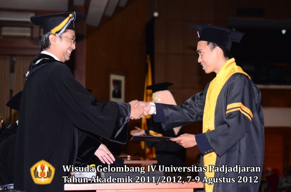 wisuda-unpad-gel-iv-2011_2012-fakultas-kedokteran-gigi-oleh-dekan-044