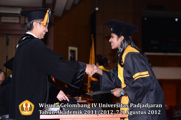 wisuda-unpad-gel-iv-2011_2012-fakultas-kedokteran-gigi-oleh-dekan-045