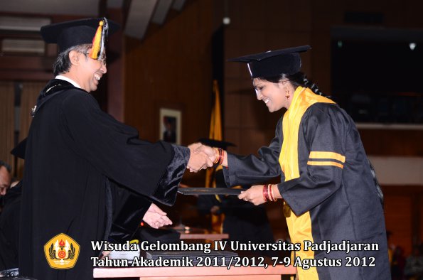 wisuda-unpad-gel-iv-2011_2012-fakultas-kedokteran-gigi-oleh-dekan-046