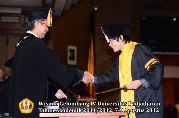 wisuda-unpad-gel-iv-2011_2012-fakultas-kedokteran-gigi-oleh-dekan-047