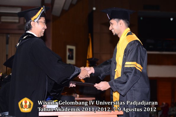 wisuda-unpad-gel-iv-2011_2012-fakultas-kedokteran-gigi-oleh-dekan-048