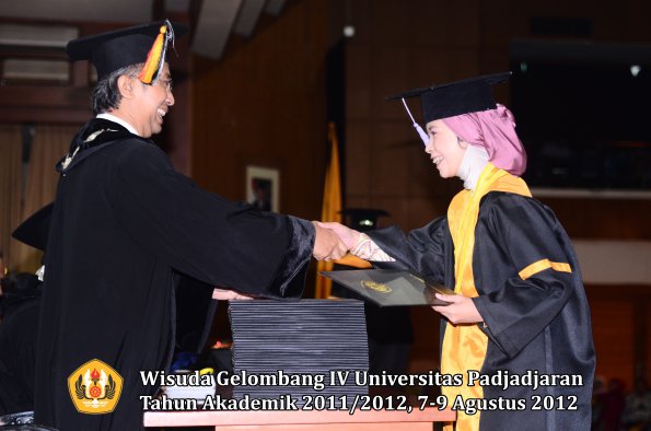 wisuda-unpad-gel-iv-2011_2012-fakultas-kedokteran-gigi-oleh-dekan-054