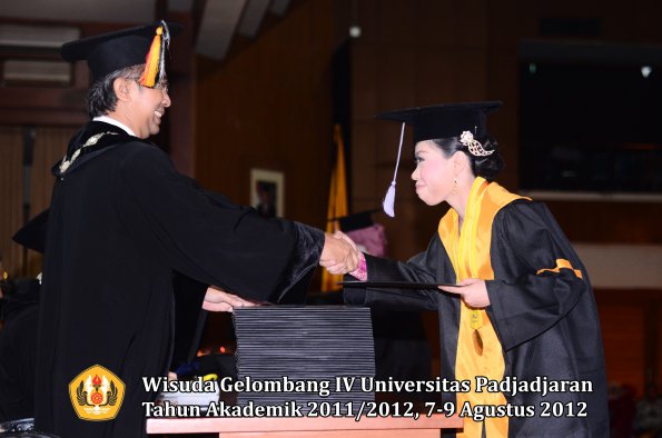 wisuda-unpad-gel-iv-2011_2012-fakultas-kedokteran-gigi-oleh-dekan-055