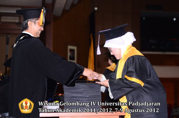 wisuda-unpad-gel-iv-2011_2012-fakultas-kedokteran-gigi-oleh-dekan-056