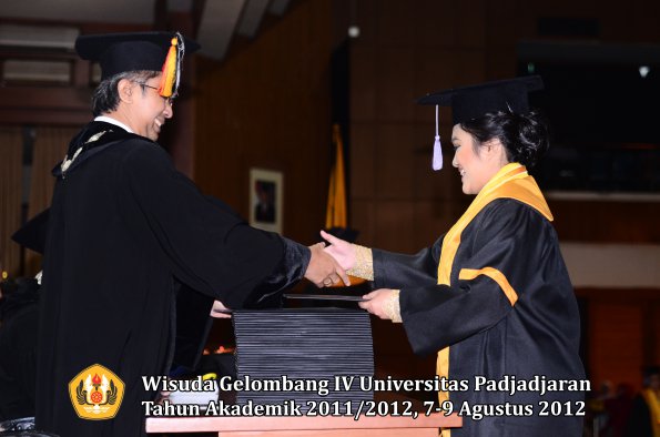 wisuda-unpad-gel-iv-2011_2012-fakultas-kedokteran-gigi-oleh-dekan-057