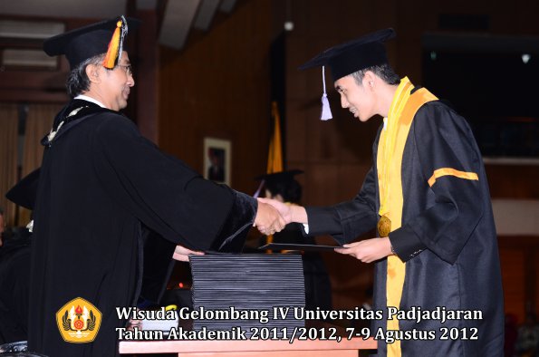 wisuda-unpad-gel-iv-2011_2012-fakultas-kedokteran-gigi-oleh-dekan-058