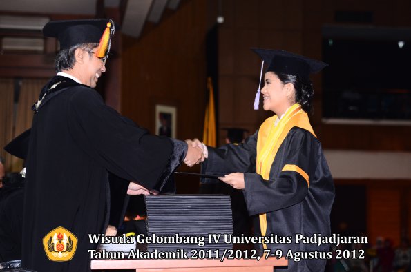 wisuda-unpad-gel-iv-2011_2012-fakultas-kedokteran-gigi-oleh-dekan-059