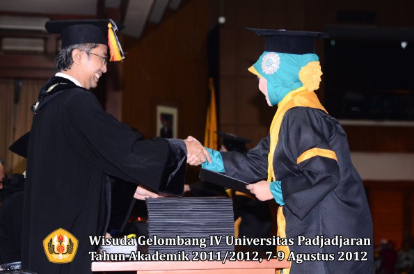 wisuda-unpad-gel-iv-2011_2012-fakultas-kedokteran-gigi-oleh-dekan-060