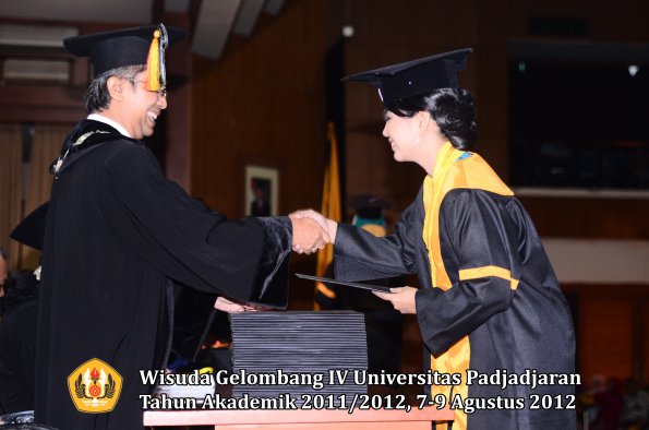 wisuda-unpad-gel-iv-2011_2012-fakultas-kedokteran-gigi-oleh-dekan-061