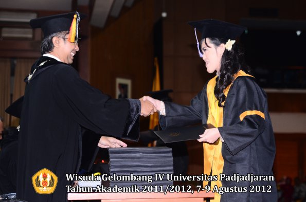 wisuda-unpad-gel-iv-2011_2012-fakultas-kedokteran-gigi-oleh-dekan-062