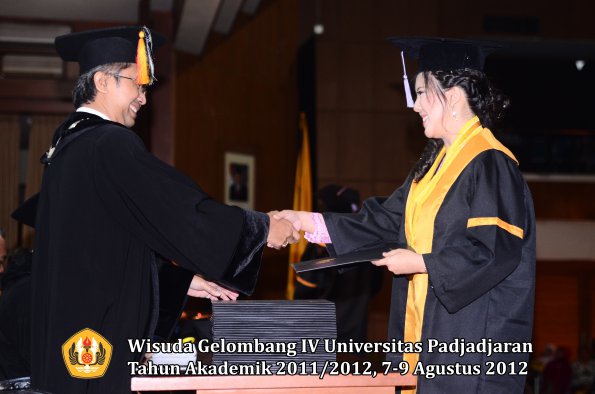 wisuda-unpad-gel-iv-2011_2012-fakultas-kedokteran-gigi-oleh-dekan-070