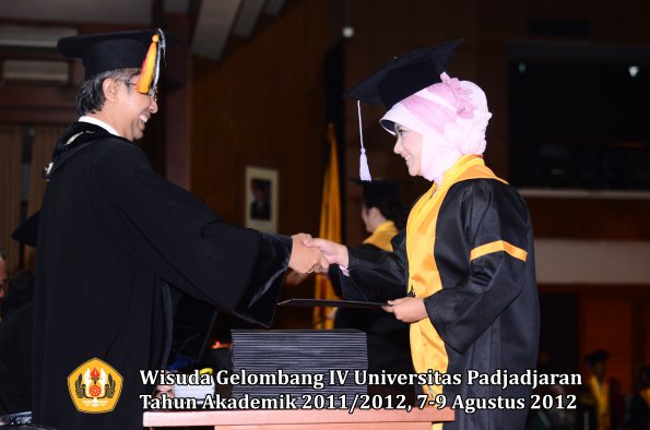 wisuda-unpad-gel-iv-2011_2012-fakultas-kedokteran-gigi-oleh-dekan-071