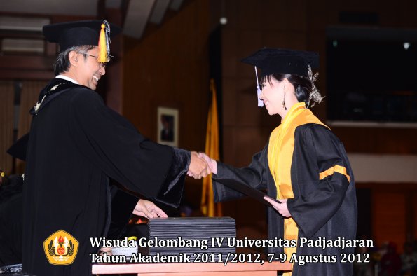 wisuda-unpad-gel-iv-2011_2012-fakultas-kedokteran-gigi-oleh-dekan-076