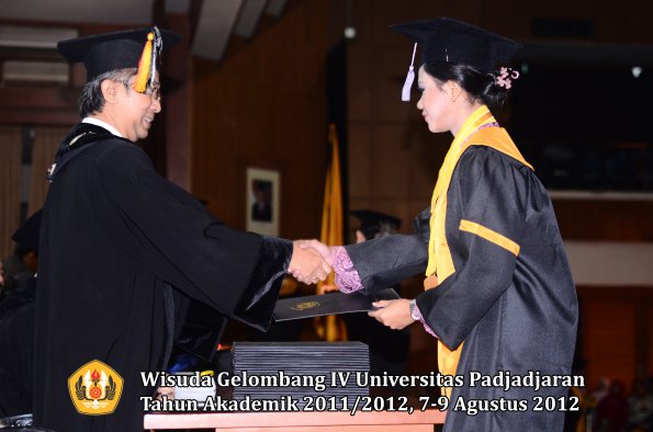 wisuda-unpad-gel-iv-2011_2012-fakultas-kedokteran-gigi-oleh-dekan-077