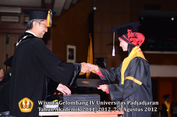 wisuda-unpad-gel-iv-2011_2012-fakultas-kedokteran-gigi-oleh-dekan-081