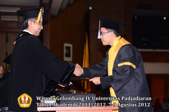 wisuda-unpad-gel-iv-2011_2012-fakultas-kedokteran-gigi-oleh-dekan-088