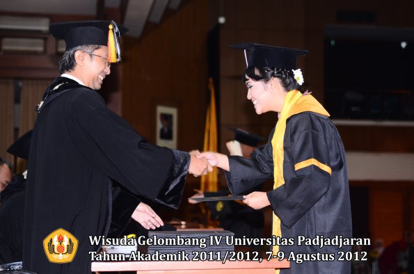 wisuda-unpad-gel-iv-2011_2012-fakultas-kedokteran-gigi-oleh-dekan-090