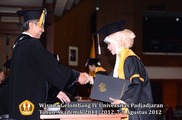 wisuda-unpad-gel-iv-2011_2012-fakultas-kedokteran-gigi-oleh-dekan-091