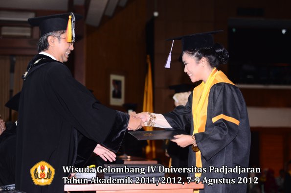 wisuda-unpad-gel-iv-2011_2012-fakultas-kedokteran-gigi-oleh-dekan-092