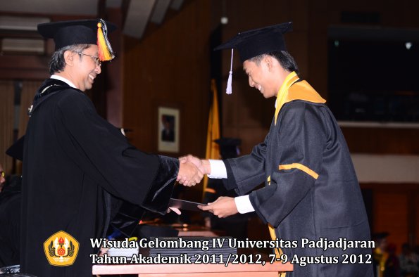 wisuda-unpad-gel-iv-2011_2012-fakultas-kedokteran-gigi-oleh-dekan-093