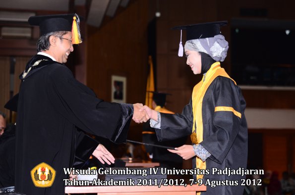 wisuda-unpad-gel-iv-2011_2012-fakultas-kedokteran-gigi-oleh-dekan-094