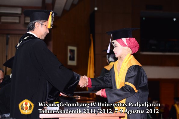 wisuda-unpad-gel-iv-2011_2012-fakultas-kedokteran-gigi-oleh-dekan-095