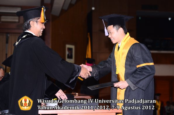 wisuda-unpad-gel-iv-2011_2012-fakultas-kedokteran-gigi-oleh-dekan-097