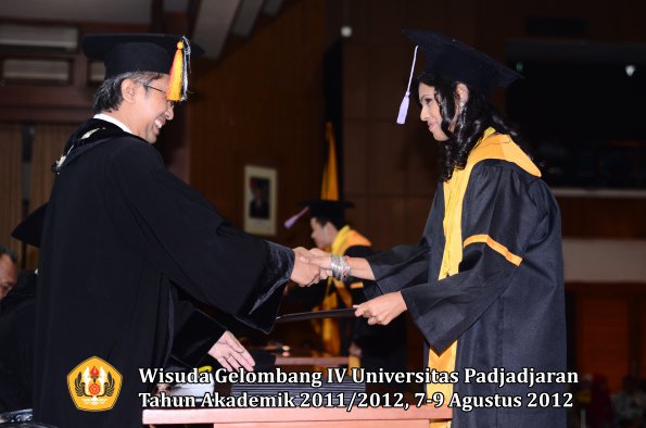 wisuda-unpad-gel-iv-2011_2012-fakultas-kedokteran-gigi-oleh-dekan-098