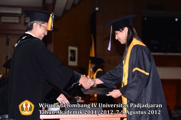 wisuda-unpad-gel-iv-2011_2012-fakultas-kedokteran-gigi-oleh-dekan-100