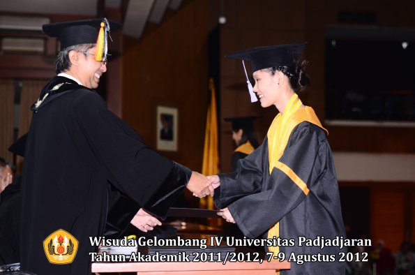 wisuda-unpad-gel-iv-2011_2012-fakultas-kedokteran-gigi-oleh-dekan-101