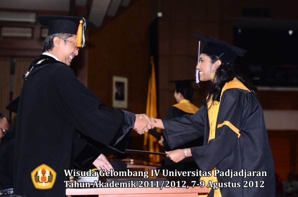 wisuda-unpad-gel-iv-2011_2012-fakultas-kedokteran-gigi-oleh-dekan-104